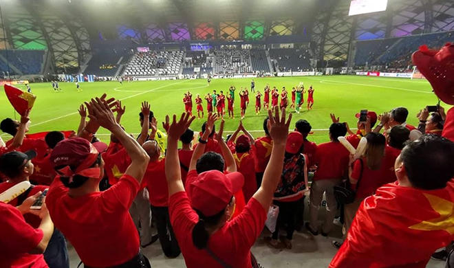 Người hâm mộ cảm ơn đội tuyển Việt Nam. (Ảnh: Mạnh Thắng)