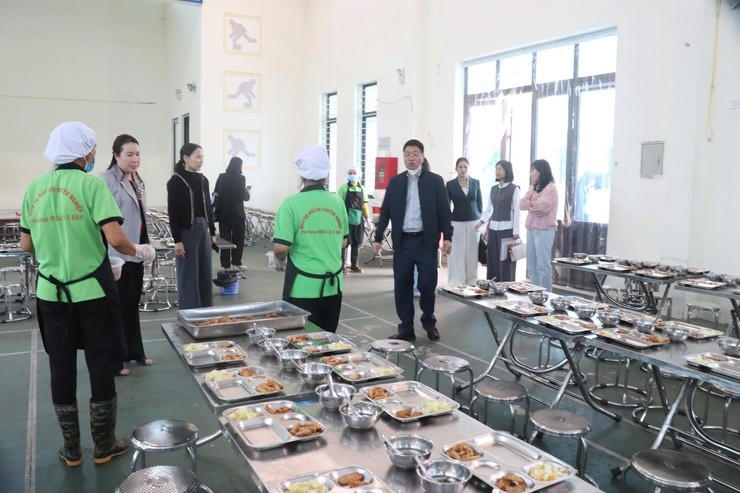 Đoàn kiểm tra đột xuất bếp ăn tại Trường Tiểu học Kim Thư - xã Thanh Oai. (Ảnh: Hanoi.gov.vn)
