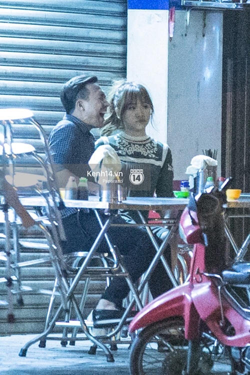 Trấn Thành ga lăng lấy ghế cho Hari Won ngồi trước.