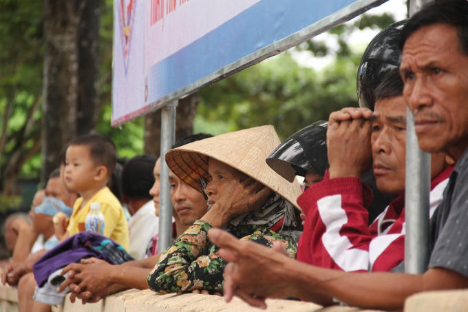 Hàng trăm người dân đứng bên ngoài để theo dõi cuộc thi vì bên trong sân trường Hải Lăng đã chặt kín.