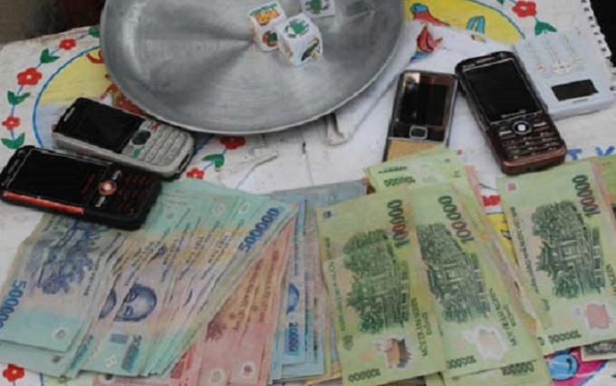 Bắt Trạm trưởng Trạm Kiểm l&acirc;m B&igrave;nh Chuẩn đ&aacute;nh bạc (ảnh minh họa).&nbsp;