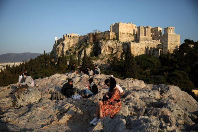 Du khách đến thăm ngọn đồi Areios Pagos, Athens giữa đại dịch. (Ảnh: Reuters).