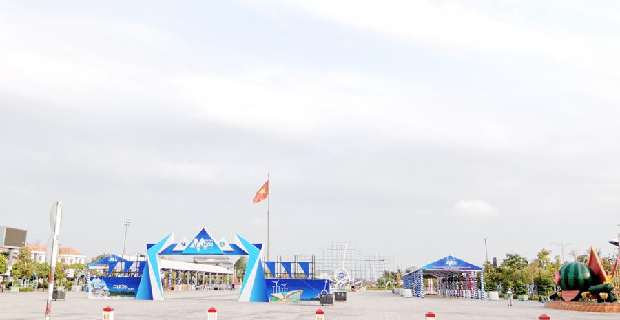 Tất bật nơi diễn ra Festival nghề Muối Việt Nam - Bạc Liêu tại Quảng trường Hùng Vương (phường 1, TP. Bạc Liêu). Đây là một sự kiện lớn, có ý nghĩa không chỉ đối với ngành muối Bạc Liêu mà còn góp phần nâng tầm giá trị ngành muối Việt Nam.