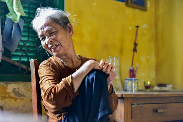 "Cũng nhờ các nhóm từ thiện mà tôi có con gà, con chó để nuôi, làm bầu làm bạn cho đỡ buồn", cụ Sợi kể.