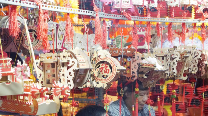 Ngoài bày bán lồng đèn, phố lồng đèn còn bày bán nhiều đồ trang trí cho mùa Trung thu