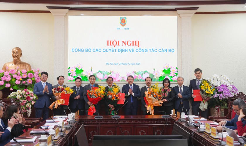Đảng uỷ, Lãnh đạo Bộ Tư pháp tặng hoa chúc mừng các đồng chí nhận quyết định bổ nhiệm.