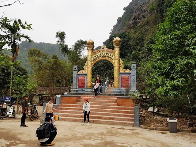 Khu du lịch Tràng An cổ nằm ở xã Trường Yên, huyện Hoa Lư (Ninh Bình), đây là điểm du lịch chưa được cơ quan có thẩm quyền cấp phép hoạt động nhiều hạng mục. Điểm du lịch do Công ty CP Du lịch Tràng An tự quản lý khai thác. Nằm trong vùng lõi di sản văn hóa và thiên nhiên thế giới Quần thể danh thắng Tràng An, vùng cấm và được bảo vệ nghiêm ngặt nhưng nhiều năm qua ông Nguyễn Văn Son - chủ doanh nghiệp (người địa phương) đã tự ý xây dựng và cho hoạt động công trình này.