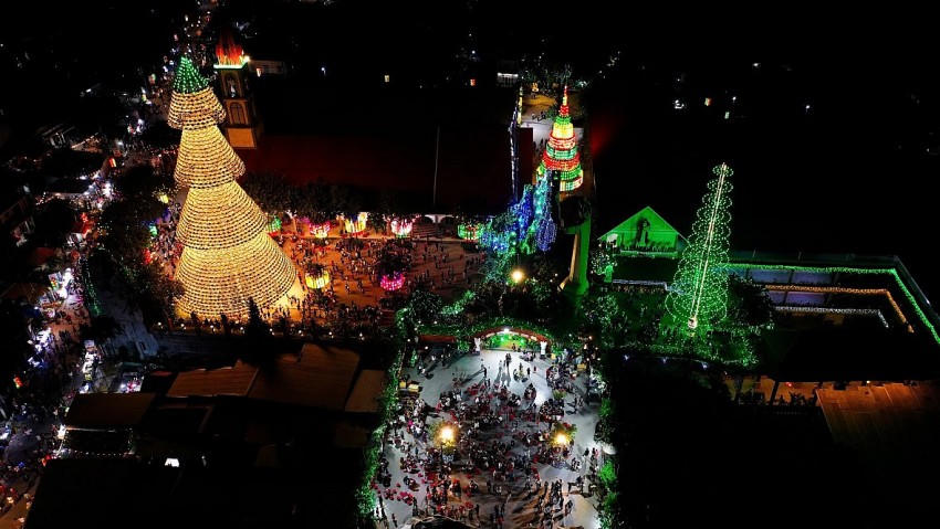 Hàng ngàn người dân cùng đón giáng sinh ở các nhà thờ.