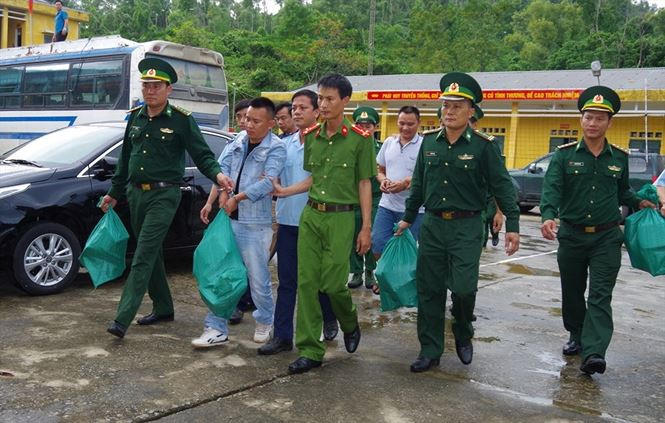 Hai đối tượng Trần Xuân Thanh và Võ Quốc Dương bị lực lượng Biên phòng Hà Tĩnh bắt quả tang khi chở 32 kg ma túy dạng đá và 10 bánh heroin tại thị trấn Thiên Cầm vào ngày 25/10/2018.