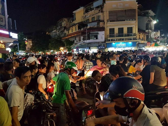 Từ 19h, hàng dòng người đ&ocirc;̉ v&ecirc;̀ khu vực ph&ocirc;́ đi b&ocirc;̣ và ph&ocirc;́ c&ocirc;̉ khi&ecirc;́n khu vực này trở n&ecirc;n quá tải