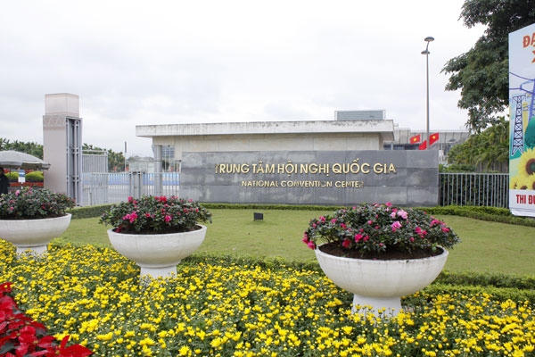Hoa tươi được chăm sóc chu đáo, tỉ mỉ.