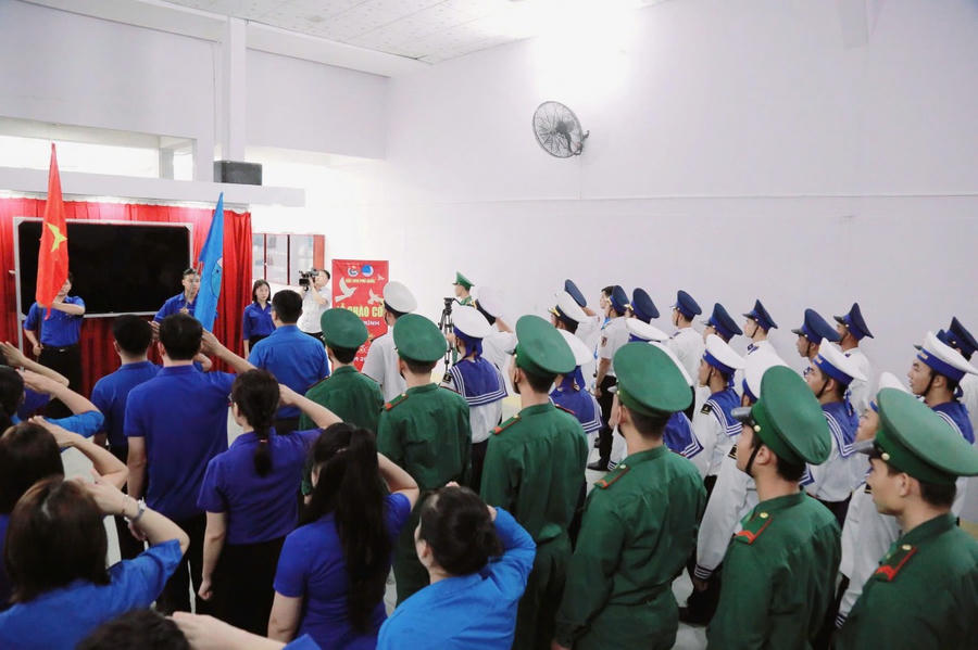 Đoàn viên, thanh niên BTL Vùng CSB4 cùng Đoàn TNCS Hồ Chí Minh Đặc khu Phú Quốc và đoàn viên các lực lượng vũ trang trên đảo làm lễ chào cờ.