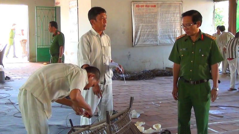 Đại tá Trần Bé Ba – Phó Bí Thư Đảng ủy, Phó Giám thị Trại giam Kênh 7 (Cục 10, Bộ Công an) kiểm tra công tác dạy nghề cho phạm nhân.