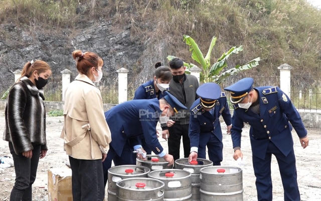 Hà Giang: Liên tiếp phát hiện nhiều cửa hàng bán giày dép giả và bia không rõ nguồn gốc
