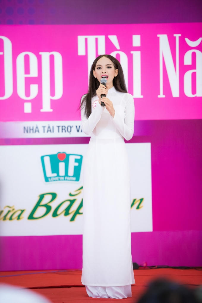 Lục Thị Thu Thảo (SBD 226) thể hiện ca khúc "Biết ơn chị Võ Thị Sáu", giọng ca sâu lắng của Thu Thảo khiến khán phòng lắng đọng lại trước ca khúc của nhạc sĩ Nguyễn Đức Toàn.