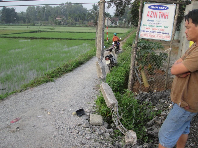 Xe tải 49C-07511 tông gãy trụ điện.