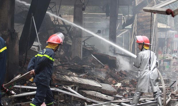 Cảnh s&aacute;t PCCC n&oacute;i g&igrave; trước th&ocirc;ng tin xe cứu hỏa đến chợ Quang qu&aacute; chậm?