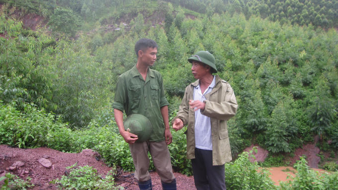 Ông Bích và anh Phong mong muốn chuyển diện tích rừng bà con đang nhận giao khoán là rừng sản xuất để đầu tư làm ăn và trả nợ ngân hàng.