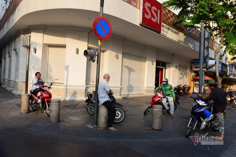 TP HCM tiếp tục thực hiện cách ly xã hội đến hết ngày 22/4. Số đông người dân tuân thủ quy định đeo khẩu trang, đứng cách xa 2m