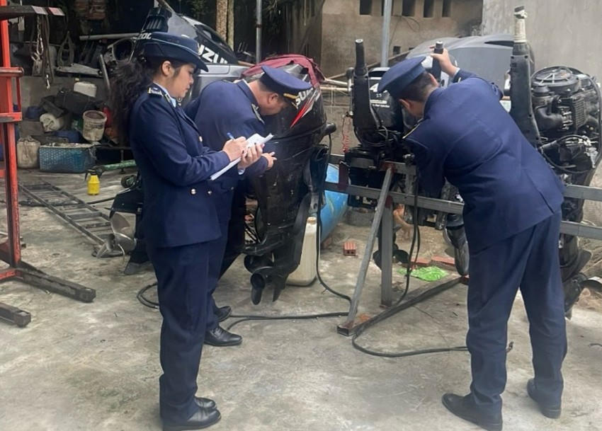 Kiểm soát viên Đội QLTT số 1 tiến hành kiểm tra tại Hộ kinh doanh kinh doanh.