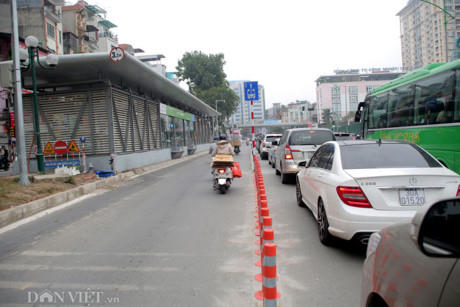 Nhiều phương tiện vô tư đi vào đường ưu tiên cho xe buýt nhanh BRT.