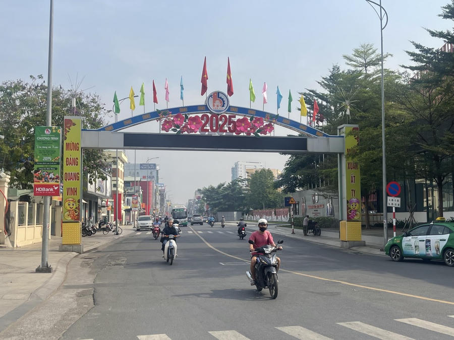 Đường 30/4 rực rỡ cờ hoa mừng Đảng, mừng Xuân Ất Tỵ.