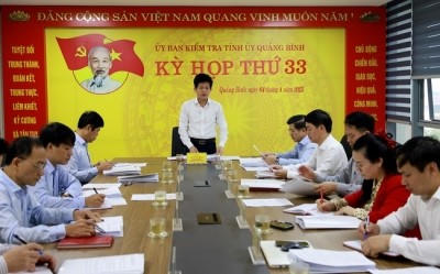 Chủ nhiệm Ủy ban Kiểm tra Tỉnh ủy Quảng Bình Lê Văn Bảo chủ trì kỳ họp.