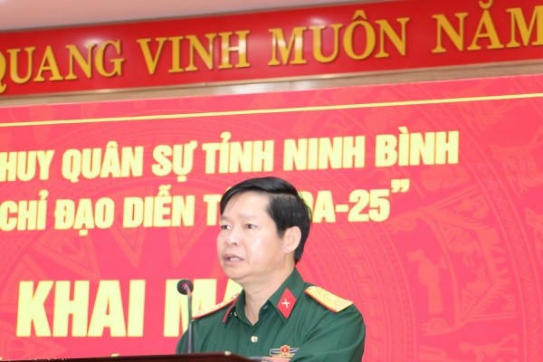 Đại tá Trịnh Hồng Phong, Ủy viên Ban Thường vụ Tỉnh ủy, Chỉ huy trưởng Bộ Chỉ huy Quân sự tỉnh Ninh Bình, phát biểu khai mạc diễn tập.