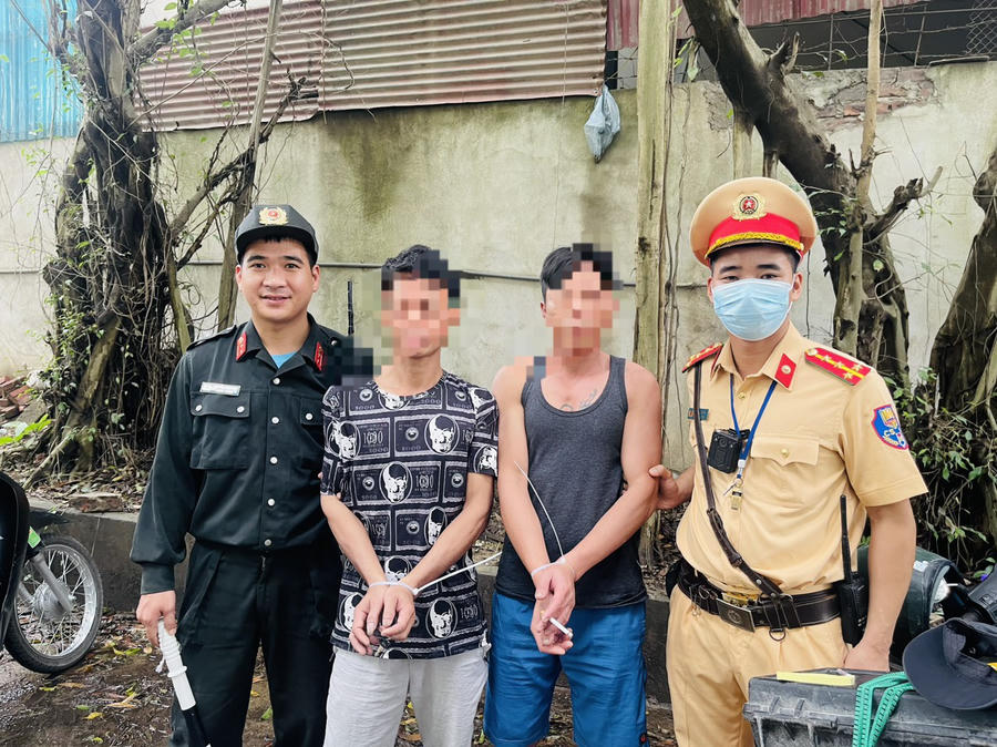 Tổ công tác Y13/141 tạm giữ 2 đối tượng Ngô Văn D và Tạ Văn T tàng trữ trái phép ma túy.