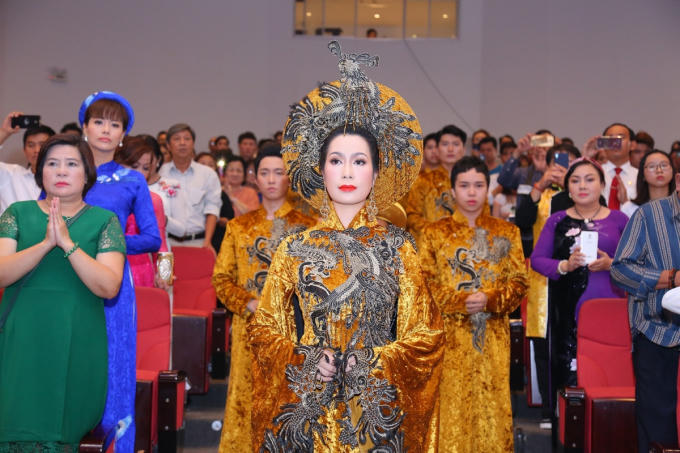 Trịnh Kim Chi tất bật chuẩn bị mọi công đoạn cho giỗ Tổ sân khấu trang nghiêm