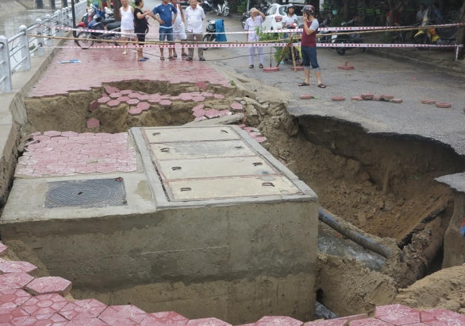 Sau nhiều ngày mưa lớn phần đường Phùng Chí Kiên bất ngờ xuất  hiện hiện tượng sạt lún.