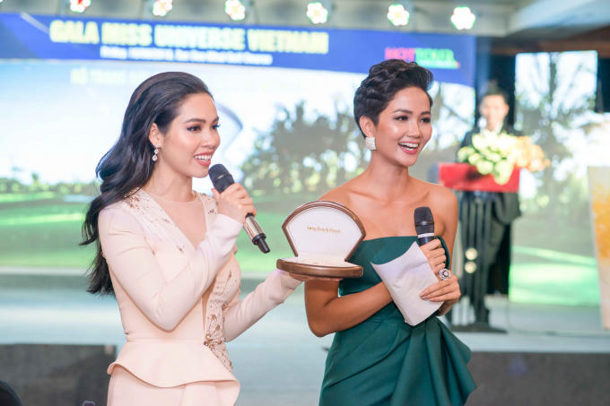 Hoa hậu H’Hen Niê và Á hậu Mâu Thủy đấu giá từ thiện Hoa hậu Hoàn vũ Việt Nam