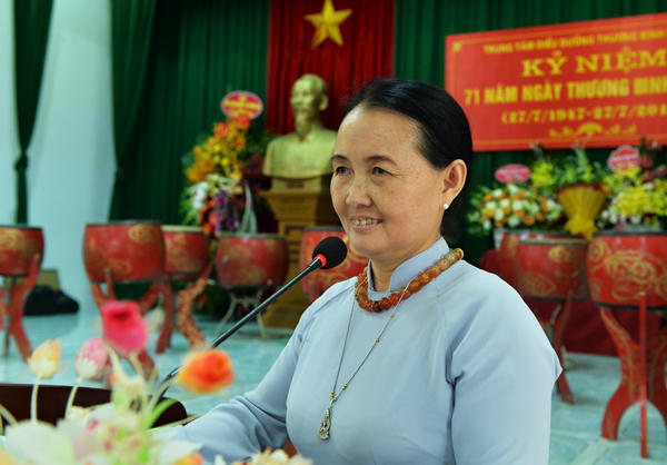 Cư sĩ Diệu Nhân - Nguyễn Thị Xuân Loan phát biểu tại buổi lễ.