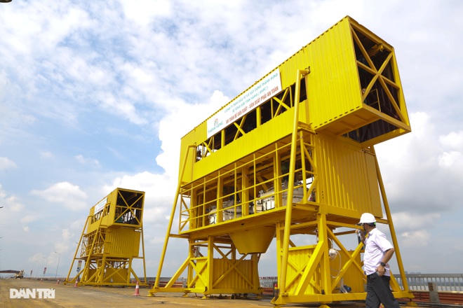 Cận cảnh đại công trường sửa chữa mặt cầu Thăng Long  - 11