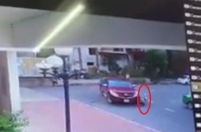 [Clip]: Hãi hùng cảnh một bé trai bị xe bán tải cuốn vào gầm