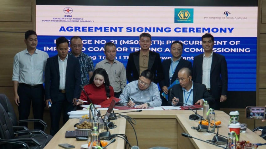 Ông Đỗ Thành Tài, Giám đốc Ban quản lý dự án điện 2 ở giữa cùng bà Bùi Nữ Thục Vy và ông Hoàng Nam Hải đại diện liên danh TNV-SKM ký kết hợp đồng.