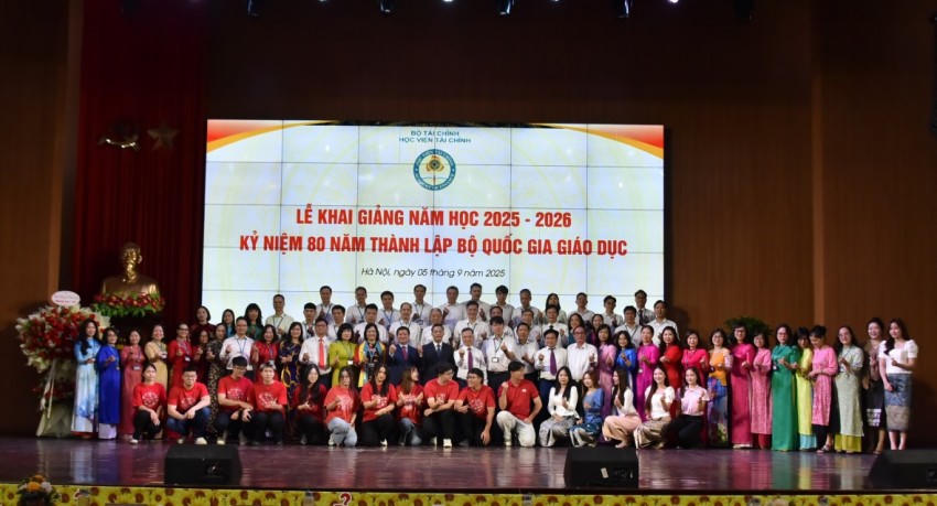 Ban lãnh đạo cùng các cán bộ giảng viên, sinh viên lưu lại thời khắc đáng nhớ tại Lễ Khai giảng đặc biệt.