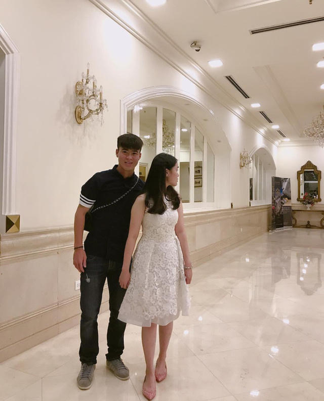 Chàng tuyển thủ điển trai cũng rất chăm chia sẻ hình ảnh của bạn gái.