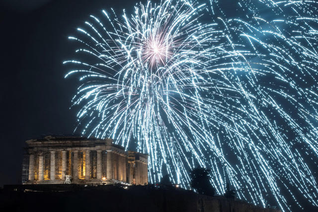 Pháo hoa màu xanh thắp sáng bầu trời Athens, Hy Lạp.