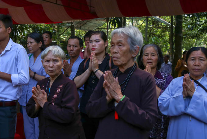 Phật tử cao niên về tham dự.