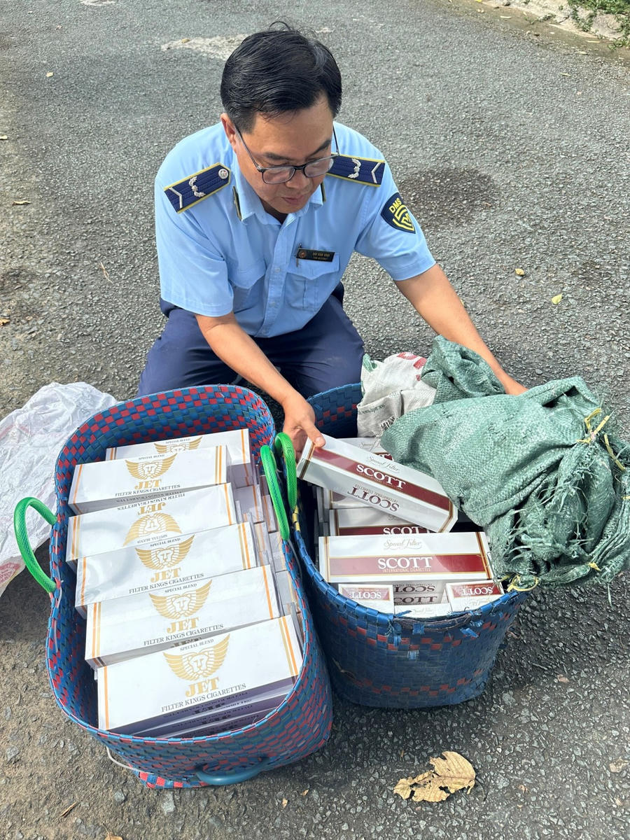 Đội QLTT số 1 phát hiện các giỏ xách chứa thuốc lá nhập lậu
