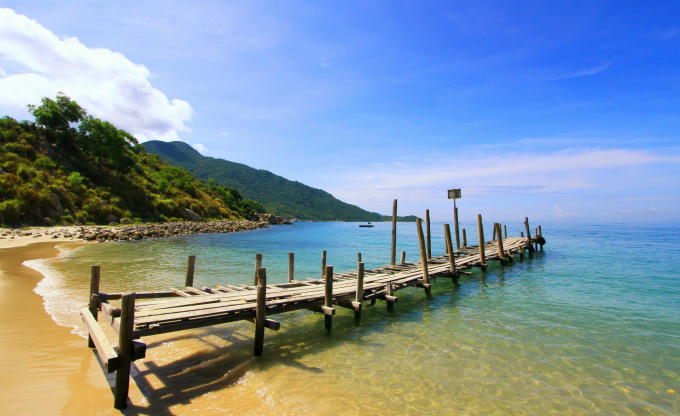Đến đây, du khách sẽ được hoà mình vào thiên nhiên, thoả sức đắm chìm trong làn biển xanh, cát trắng và tận hưởng các món ăn đặc sản duy chỉ có tại vùng biển này.