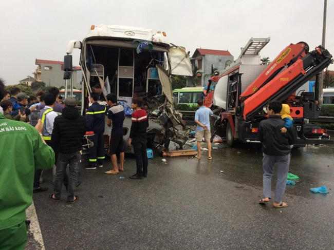 Cú va chạm đã khiến 2 chiếc xe biến dạng phần đầu.
