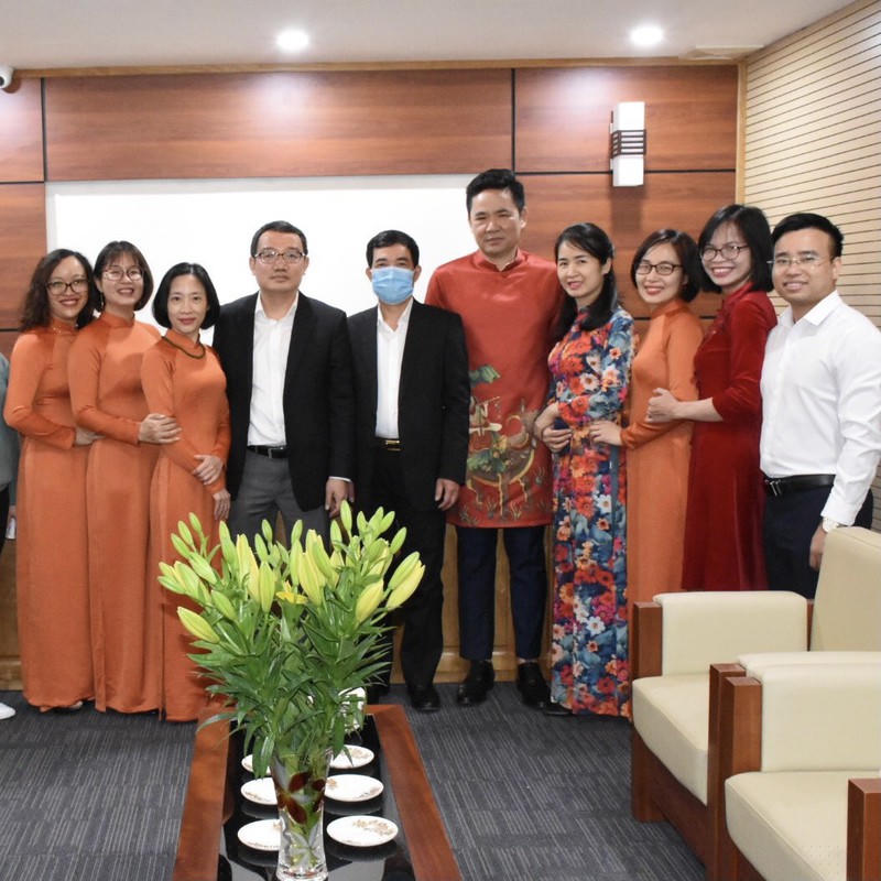 Lãnh đạo Nhà xuất bản Tư pháp cùng chị em đơn vị trong tà áo dài.