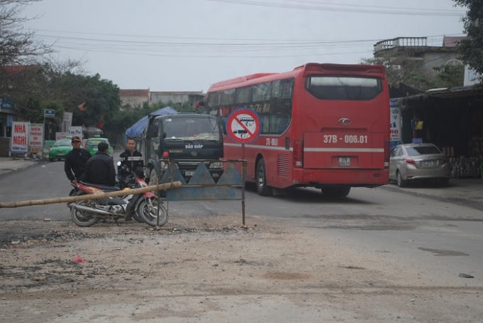 Đơn vị quản lý đặt biển cấm nhưng không phát huy hiệu quả. Nguy cơ tai nạn giao thông hiện hữu khi đường ngang dân sinh được mở trở lại.