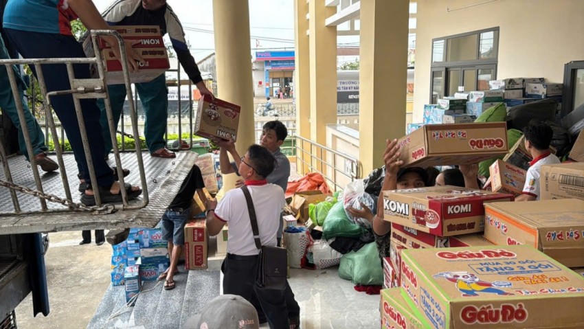Những phần quà hôm nay không chỉ mang giá trị vật chất, mà còn là nguồn động viên tinh thần rất lớn đối với bà con vùng lũ.