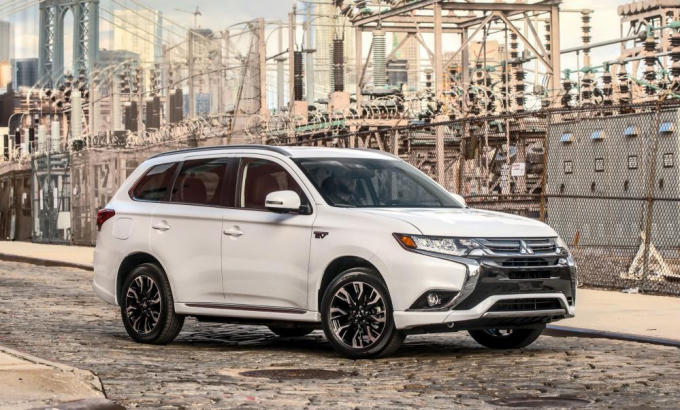 Mitsubishi Outlander giảm giá còn 750 triệu đồng.