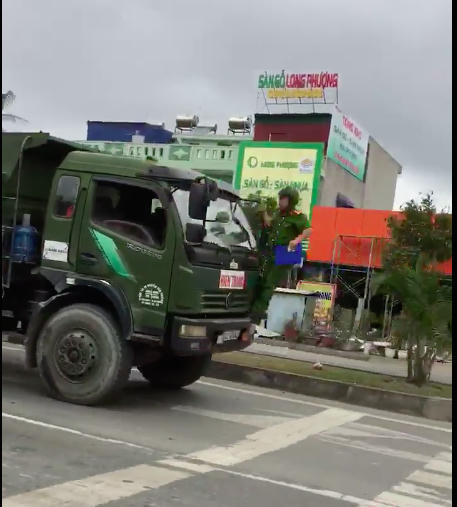Ban đầu tài xế không chấp hành hiệu lệnh của lực lượng chức năng.