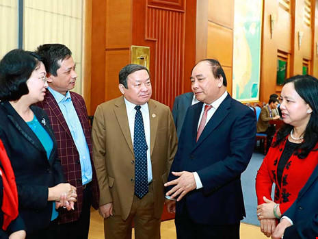 Thủ tướng Nguyễn Xuân Phúc với các đại biểu tại phiên họp Hội đồng Thi đua - Khen thưởng  Trung ương. Ảnh: TTXVN