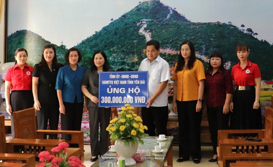 Phó Chủ tịch UBND tỉnh Yên Bái Vũ Thị Hiền Hạnh trao hỗ trợ 300 triệu đồng của Tỉnh ủy, HĐND, UBND, Ủy ban MTTQ Việt Nam tỉnh Yên Bái cho tỉnh Hà Giang. Ảnh: Cổng thông tin tỉnh Hà Giang